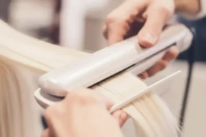 Door hitte beschadigd haar