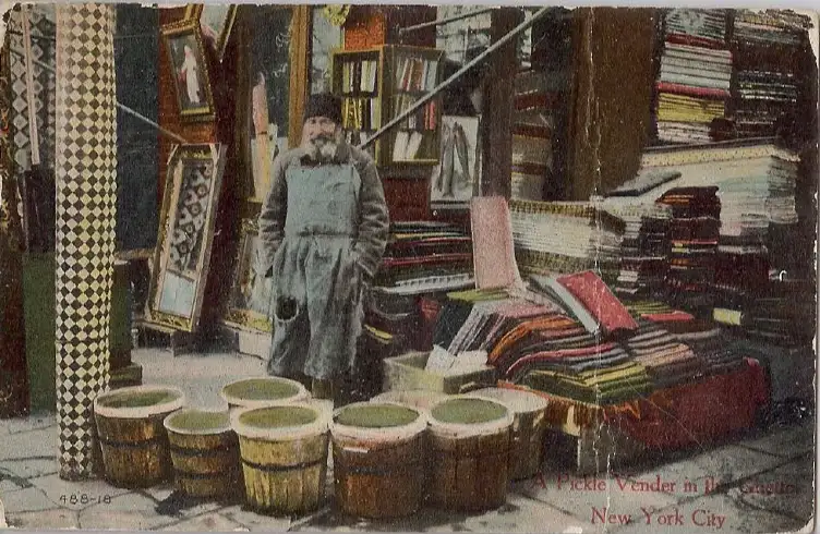 Straatbeeld van augurkverkopers uit de Joodse gemeenschap in New York