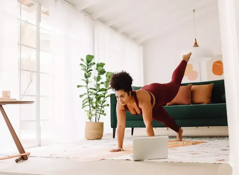 Plank met afwisselende beenlift