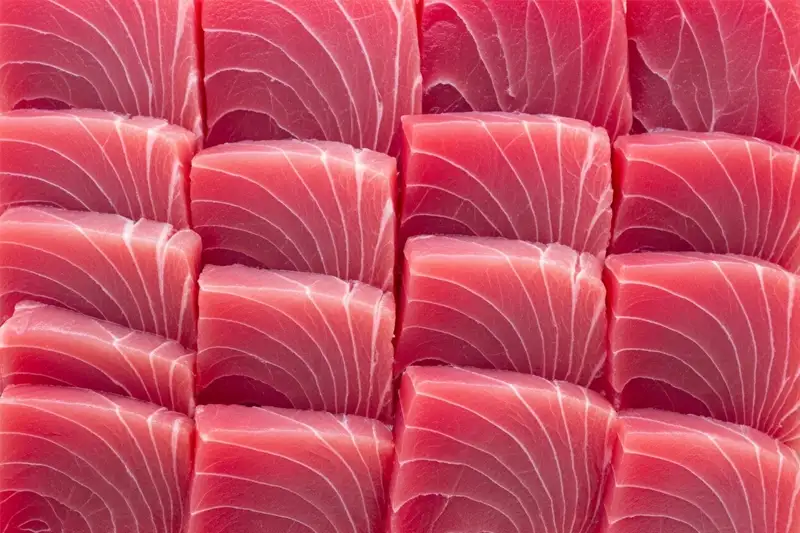Geelvintonijn wordt vaak geserveerd als sashimi, maar bevat meer kwik dan kleinere soorten.