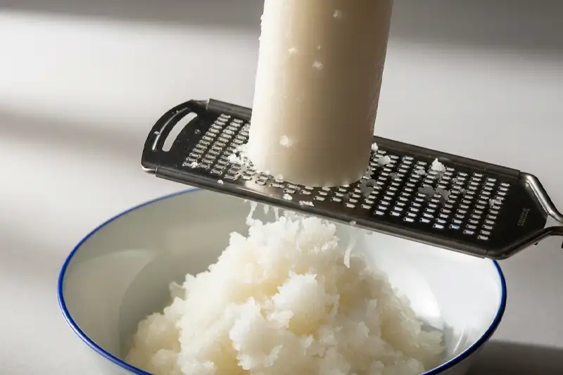 Versgeraspte rauwe daikon als bijgerecht of topping