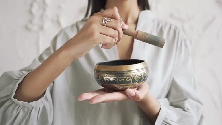 Opnieuw Leren Luisteren - Van Boeddha tot Moderne Meditatie en Mindfulness met Klankschalen