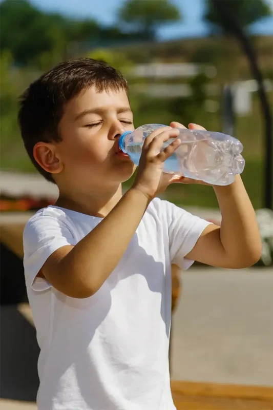 Chemische stoffen in alledaags plastic kunnen bijdragen aan obesitas, onvruchtbaarheid en astma die al in de kindertijd beginnen. Experts waarschuwen dat er dringend actie nodig is om toekomstige generaties te beschermen.
