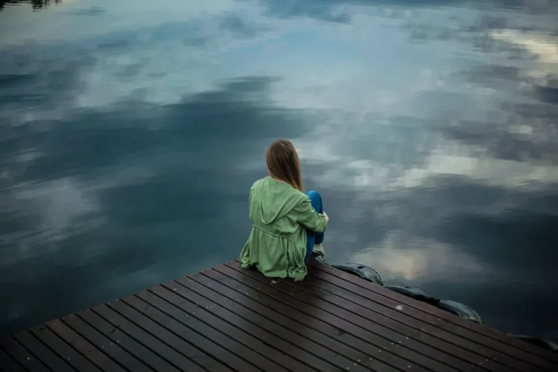 Vrouw in rust bij een kalm meer