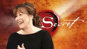 Foto van een lachende vrouw in een zwarte trui naast het logo van The Secret met een rood lakzegel, op een achtergrond van verweerd perkament.