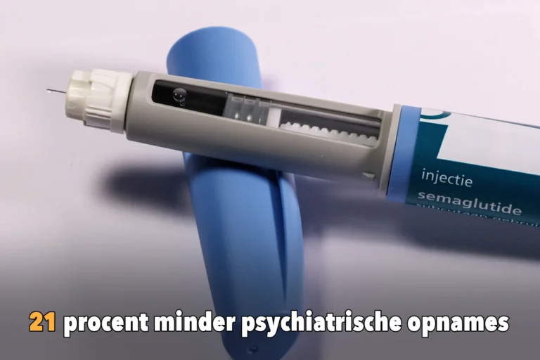 Injectiepen met zichtbare naald op een lichte ondergrond, naast een Nederlandstalige verpakking met de tekst injectie semaglutide, met daaronder de kop 21 procent minder psychiatrische opnames. Foto: Pexels 32532049.