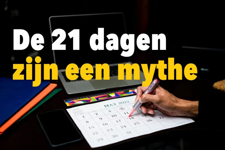 Hand omcirkelt met een rode stift een dag op een papieren maandkalender naast een laptop. Foto: Pexels 17668838.